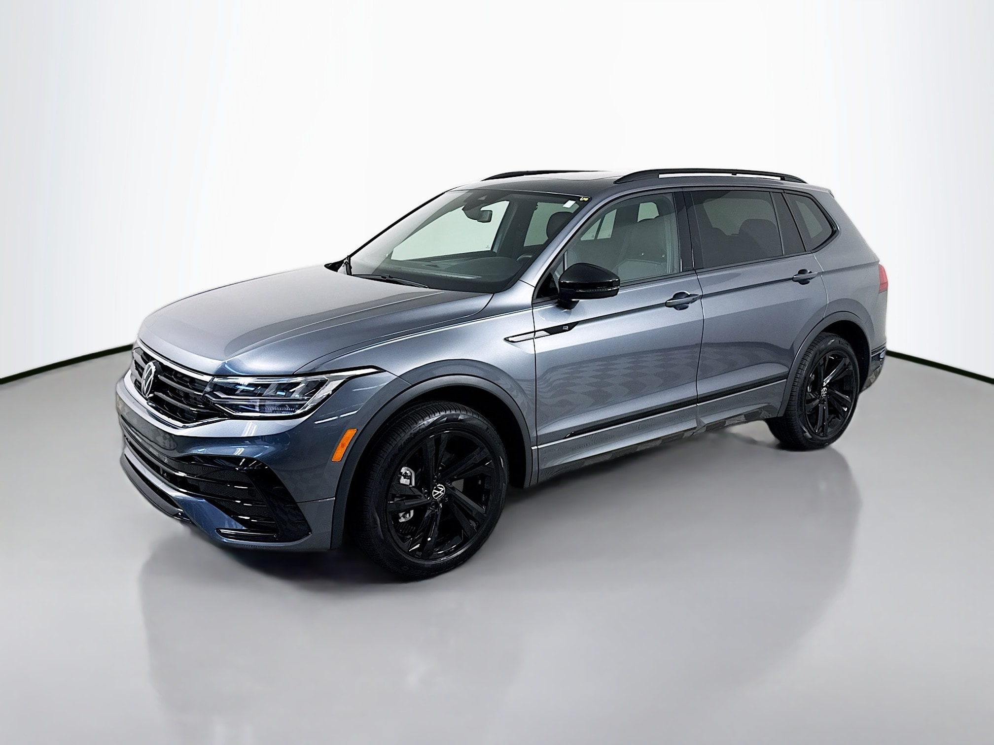 2024 Volkswagen Tiguan SE R-LINE BLACK's photo