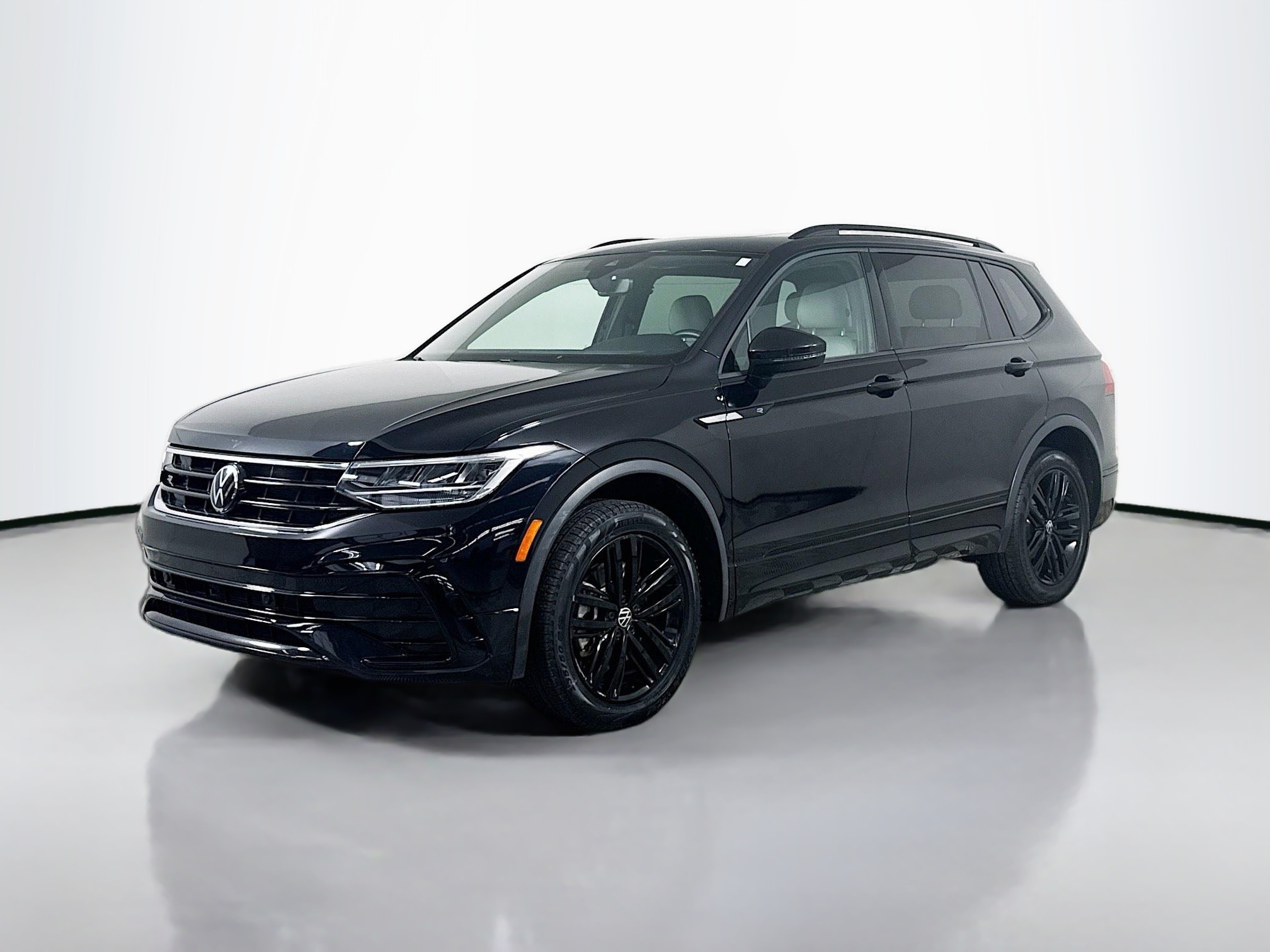 2022 Volkswagen Tiguan SE R-LINE BLACK's photo
