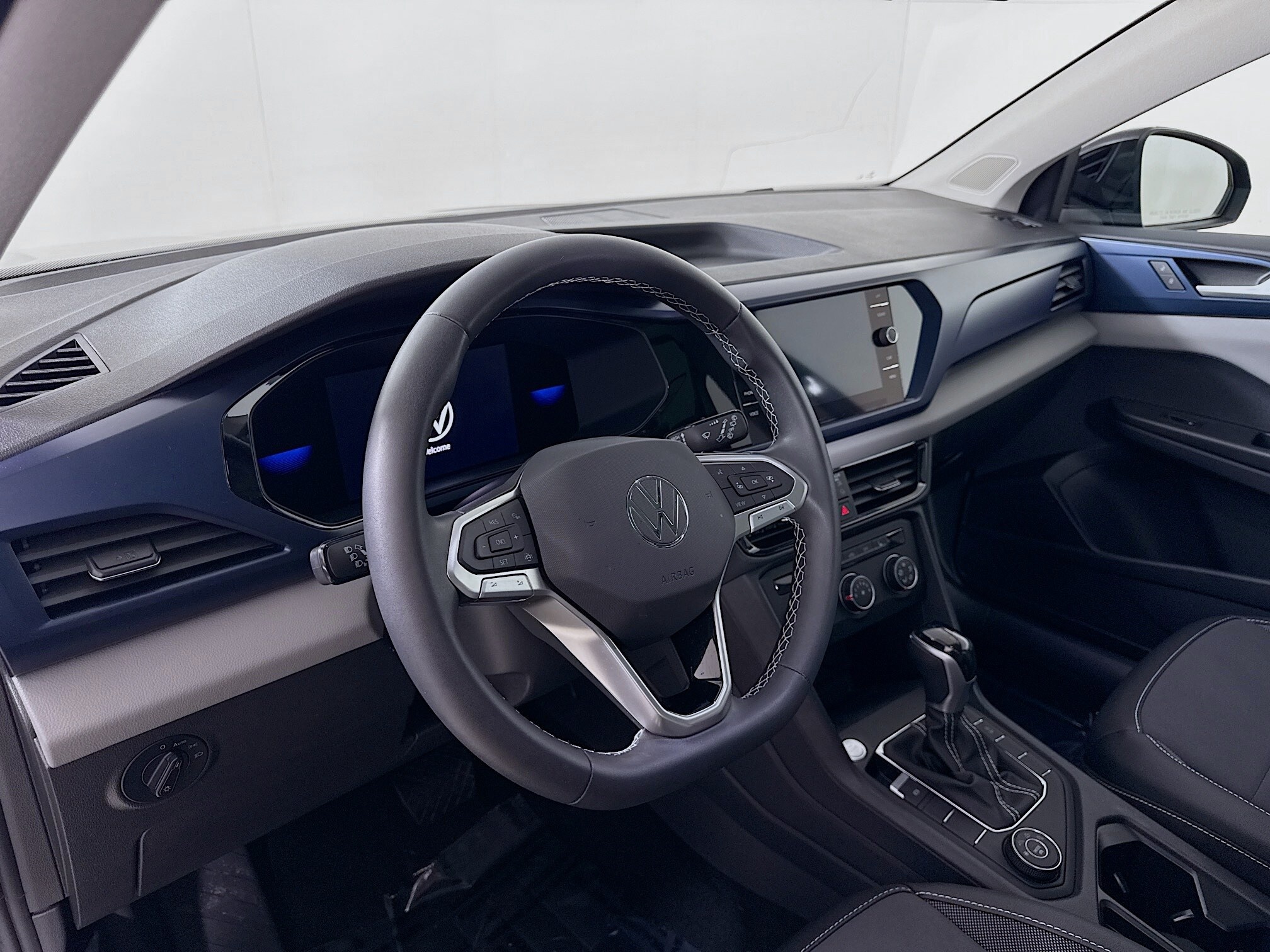 2022 Volkswagen Taos SE photo 4