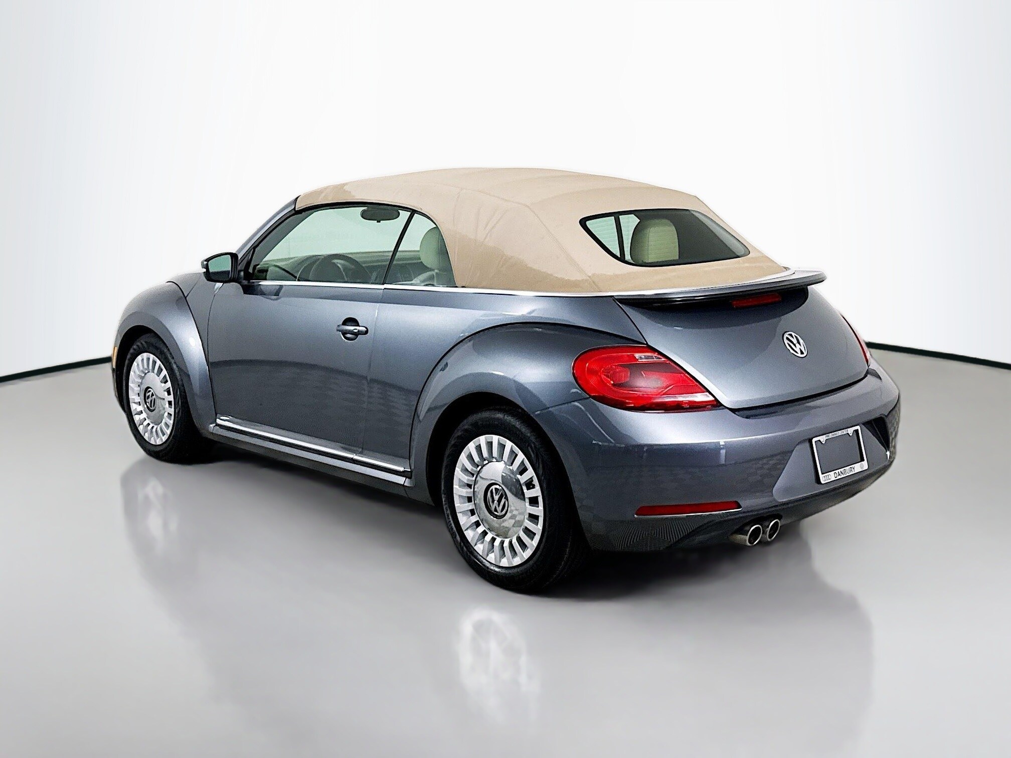 2013 Volkswagen Beetle 2.5L Convertible photo 3