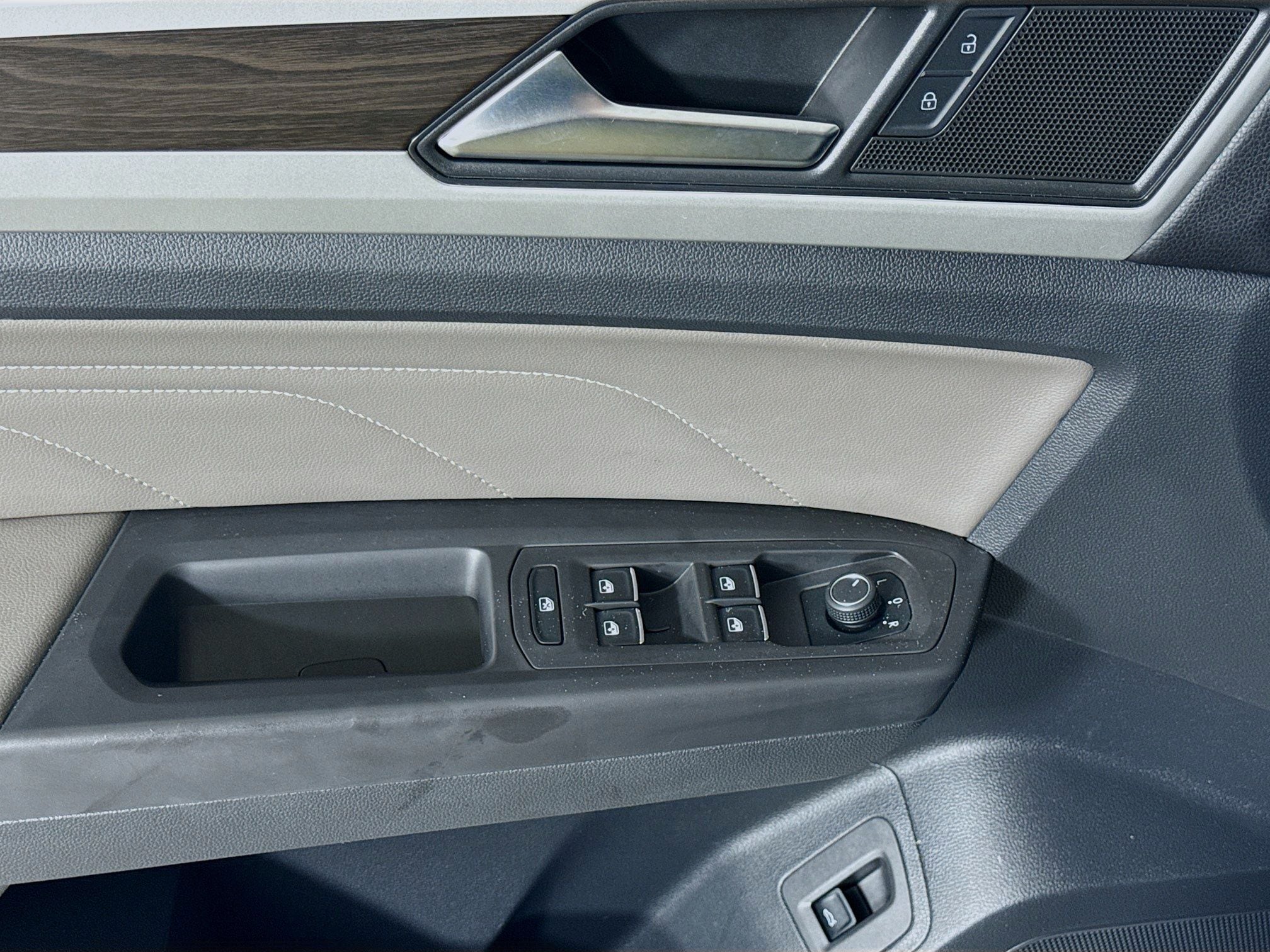 2023 Volkswagen Atlas SE w/Tech - Photo 11