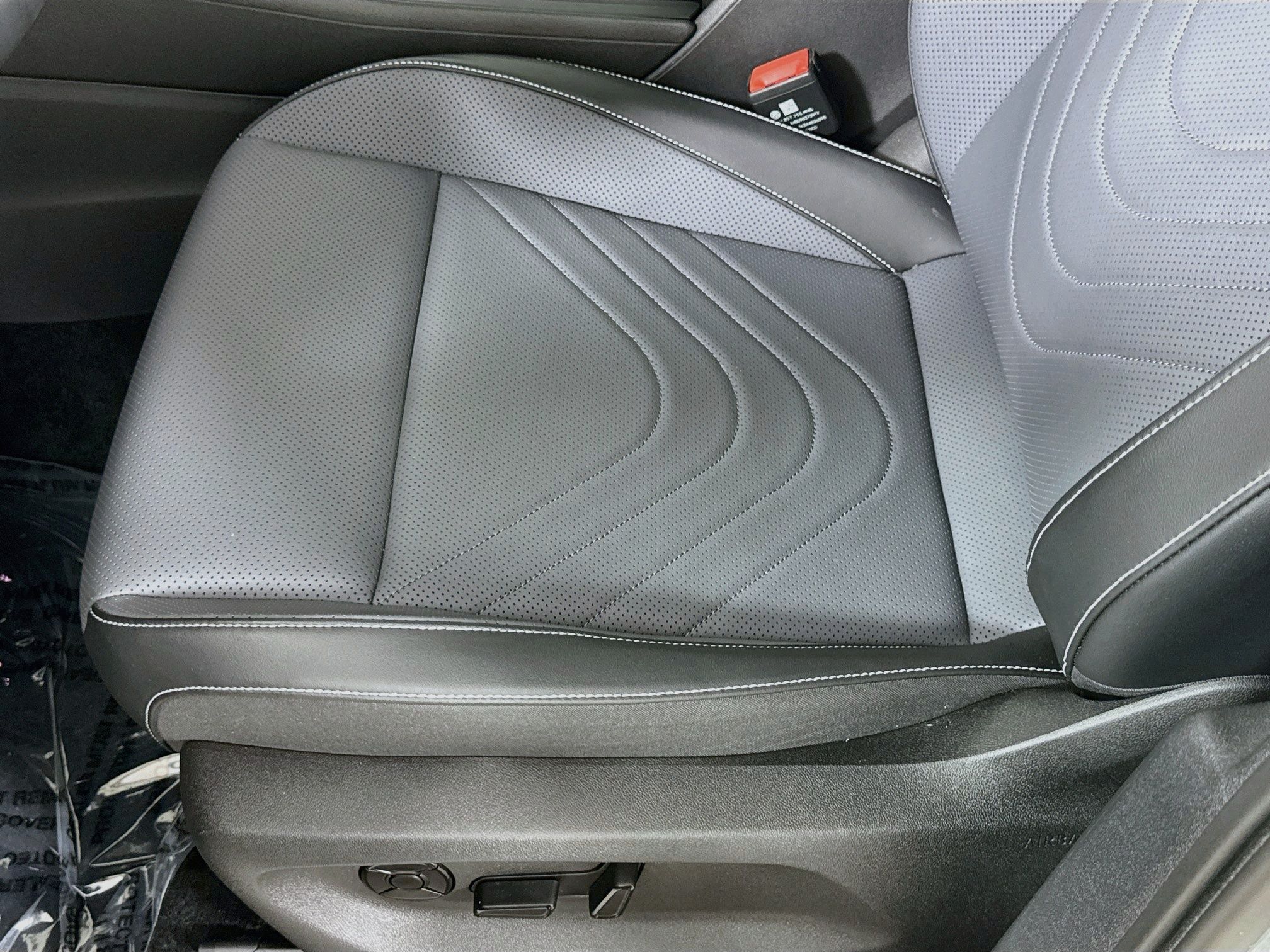 2025 Volkswagen Tiguan SE - Photo 12