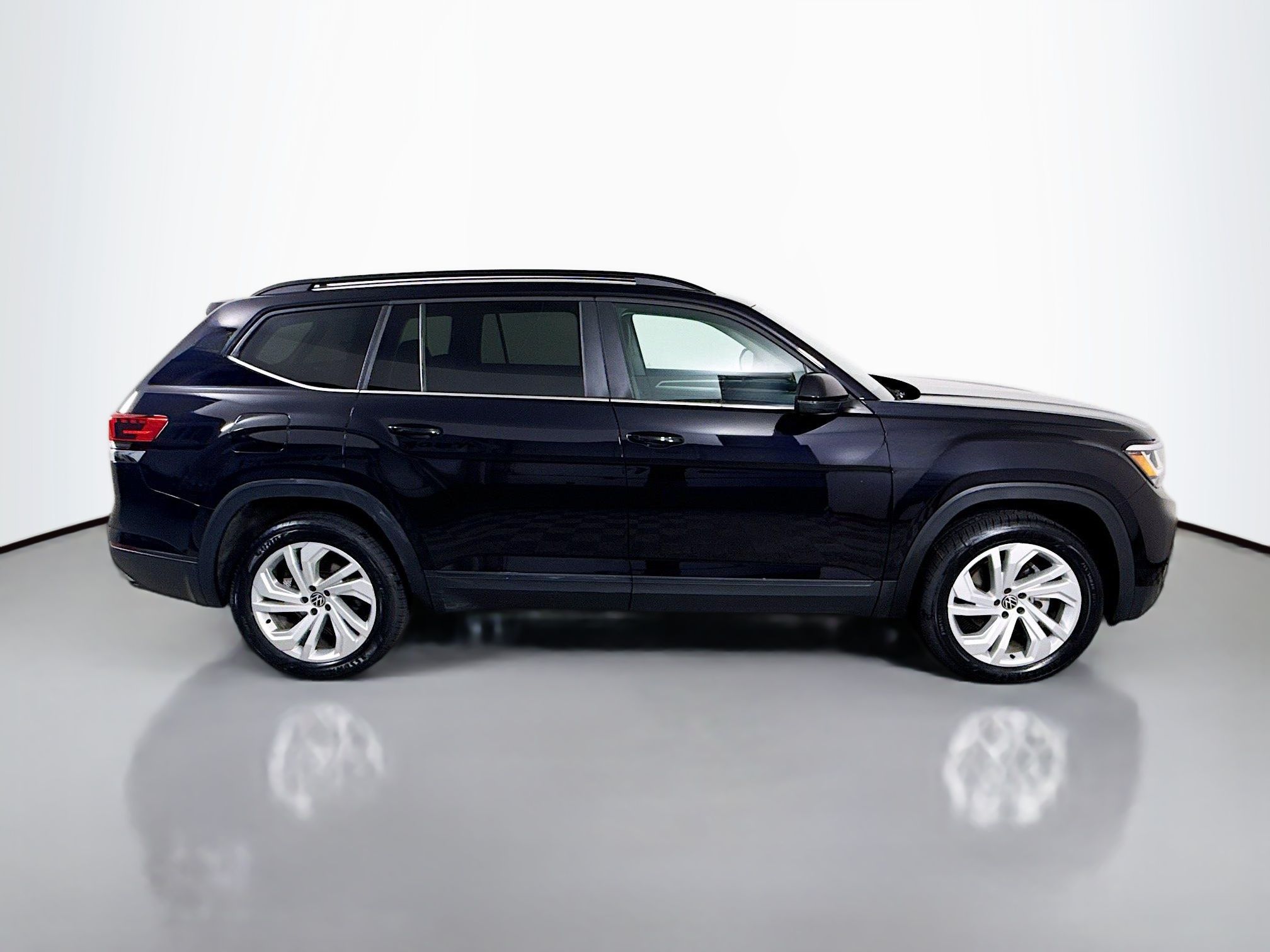 2023 Volkswagen Atlas SE w/Tech - Photo 8