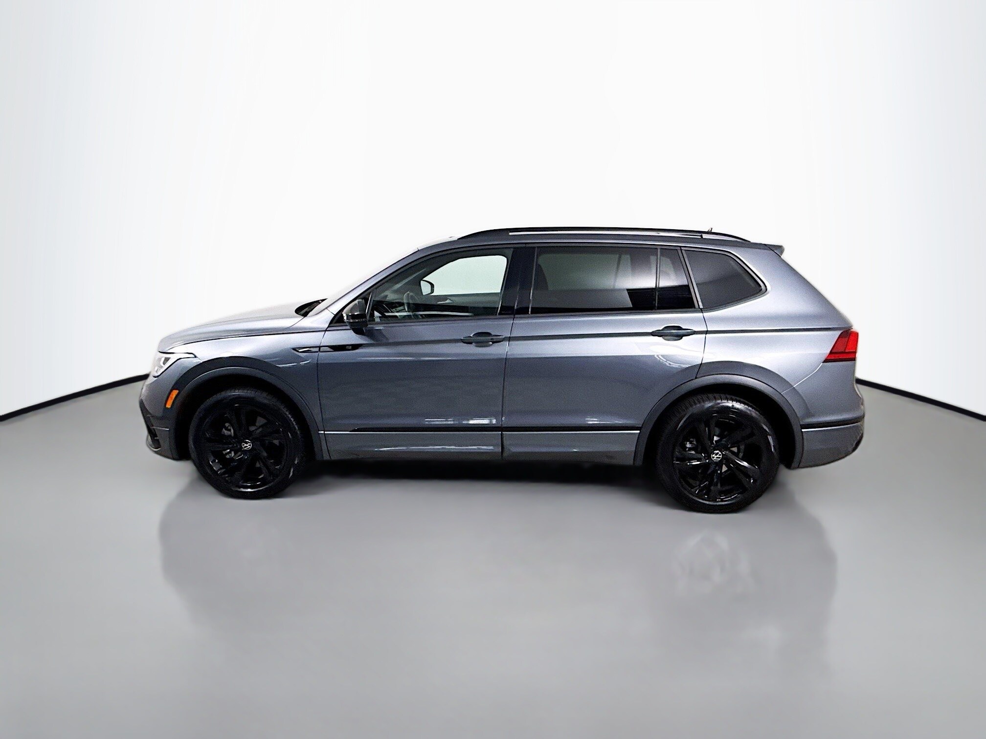 2024 Volkswagen Tiguan SE R-Line Black photo 2