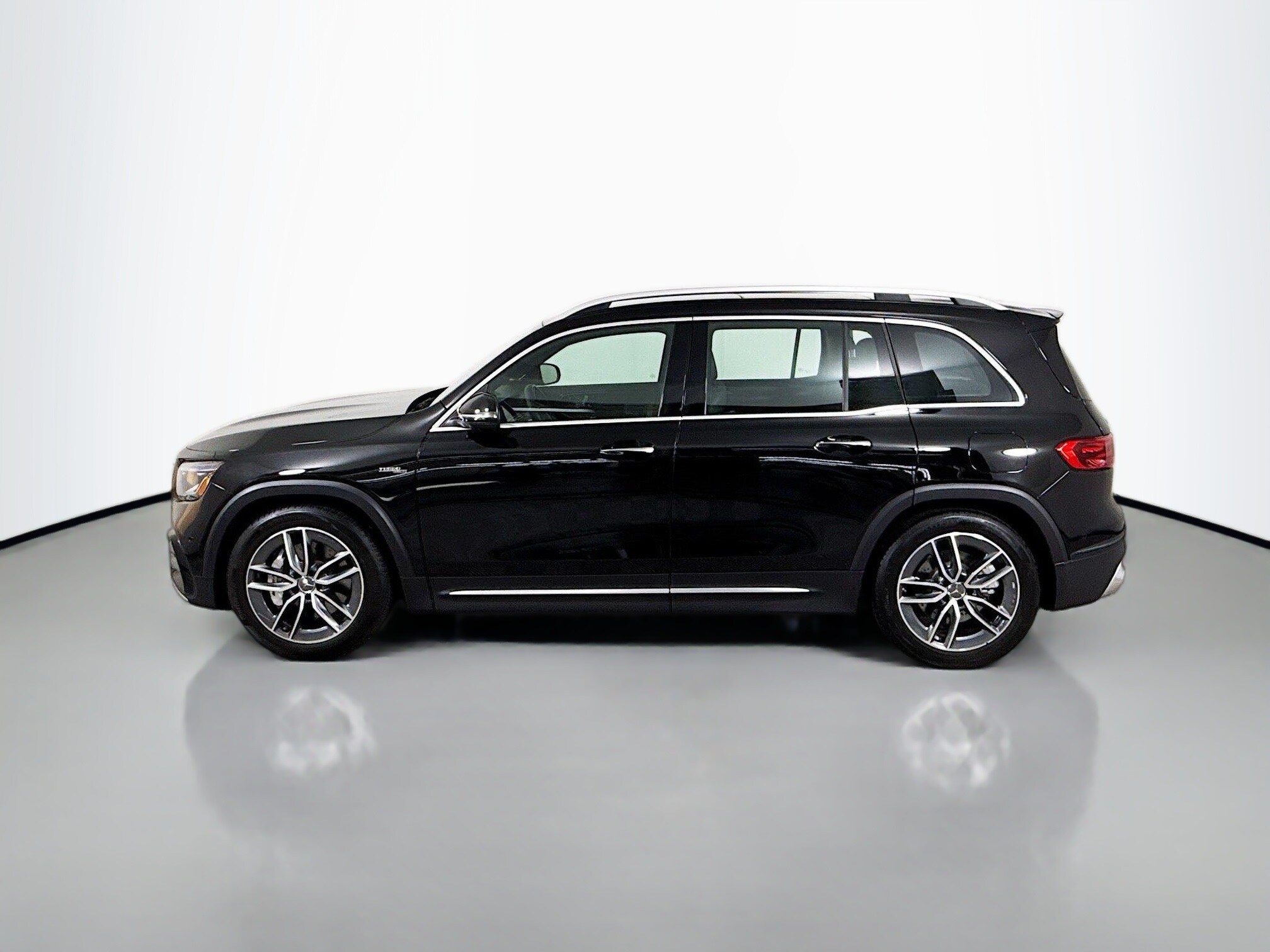 2025 Mercedes Benz GLB 35 AMG photo 2