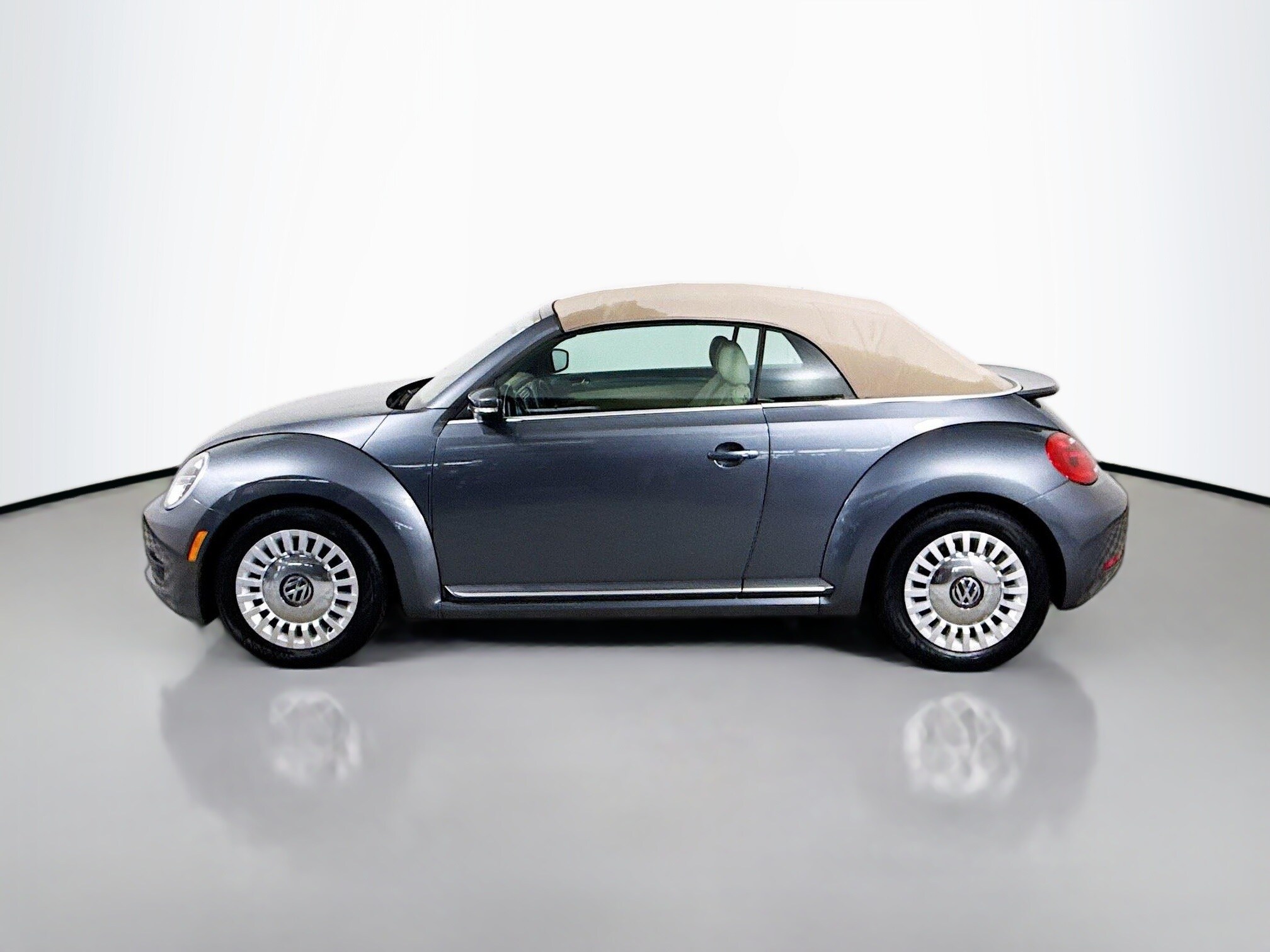 2013 Volkswagen Beetle 2.5L Convertible photo 2