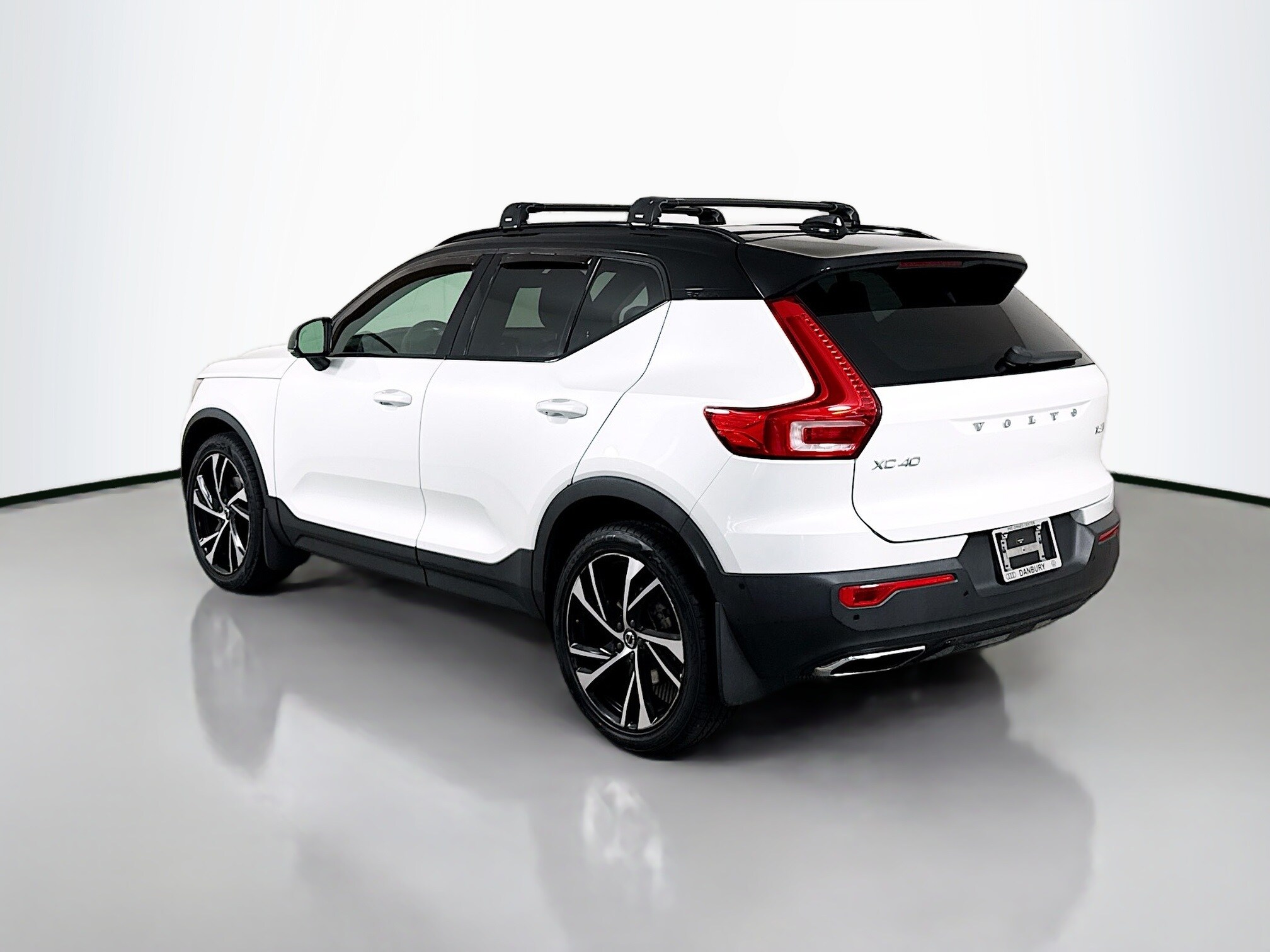 2020 Volvo XC40 R-Design photo 3