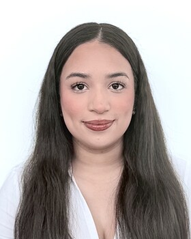 Staff member Gabriella from ID_e0514f88e7fa