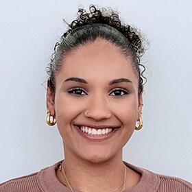 Staff member Mariana from ID_e0514f88e7fa