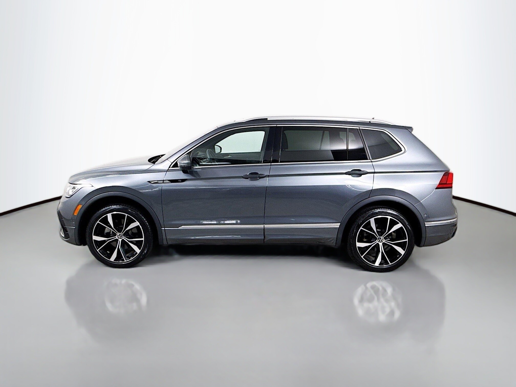 2023 Volkswagen Tiguan SEL R-Line Black photo 2