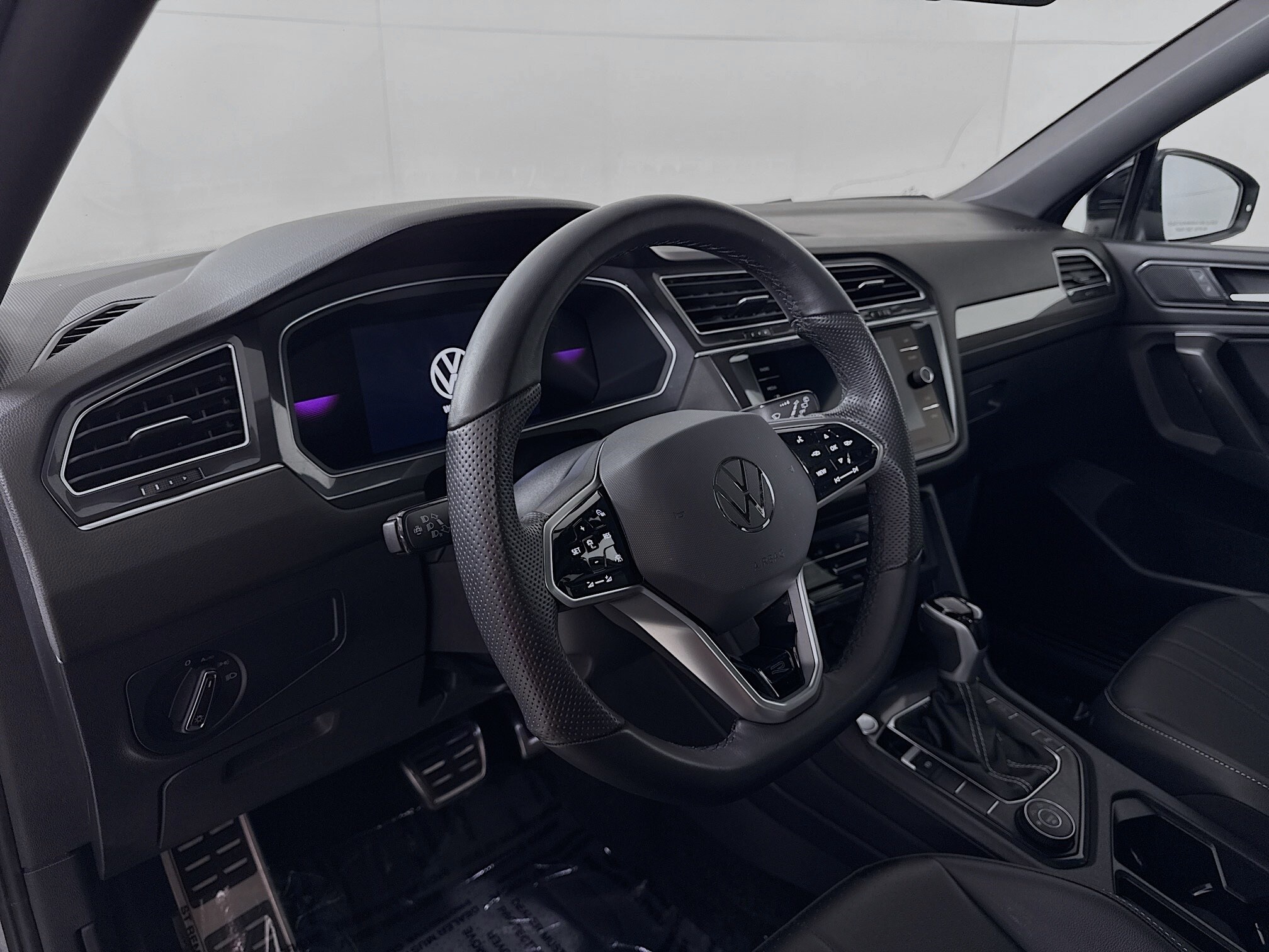 2024 Volkswagen Tiguan SE R-Line Black photo 4