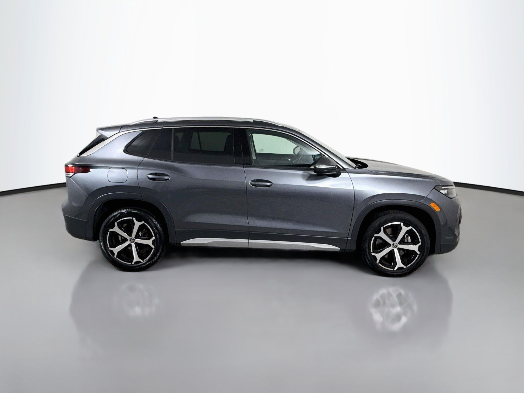 2025 Volkswagen Tiguan SE - Photo 8