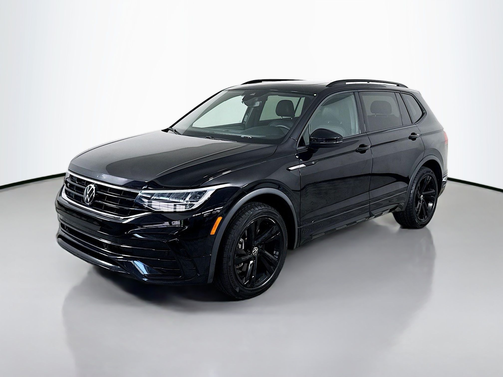 2023 Volkswagen Tiguan 2.0T SE R-Line Black 4Motion's photo