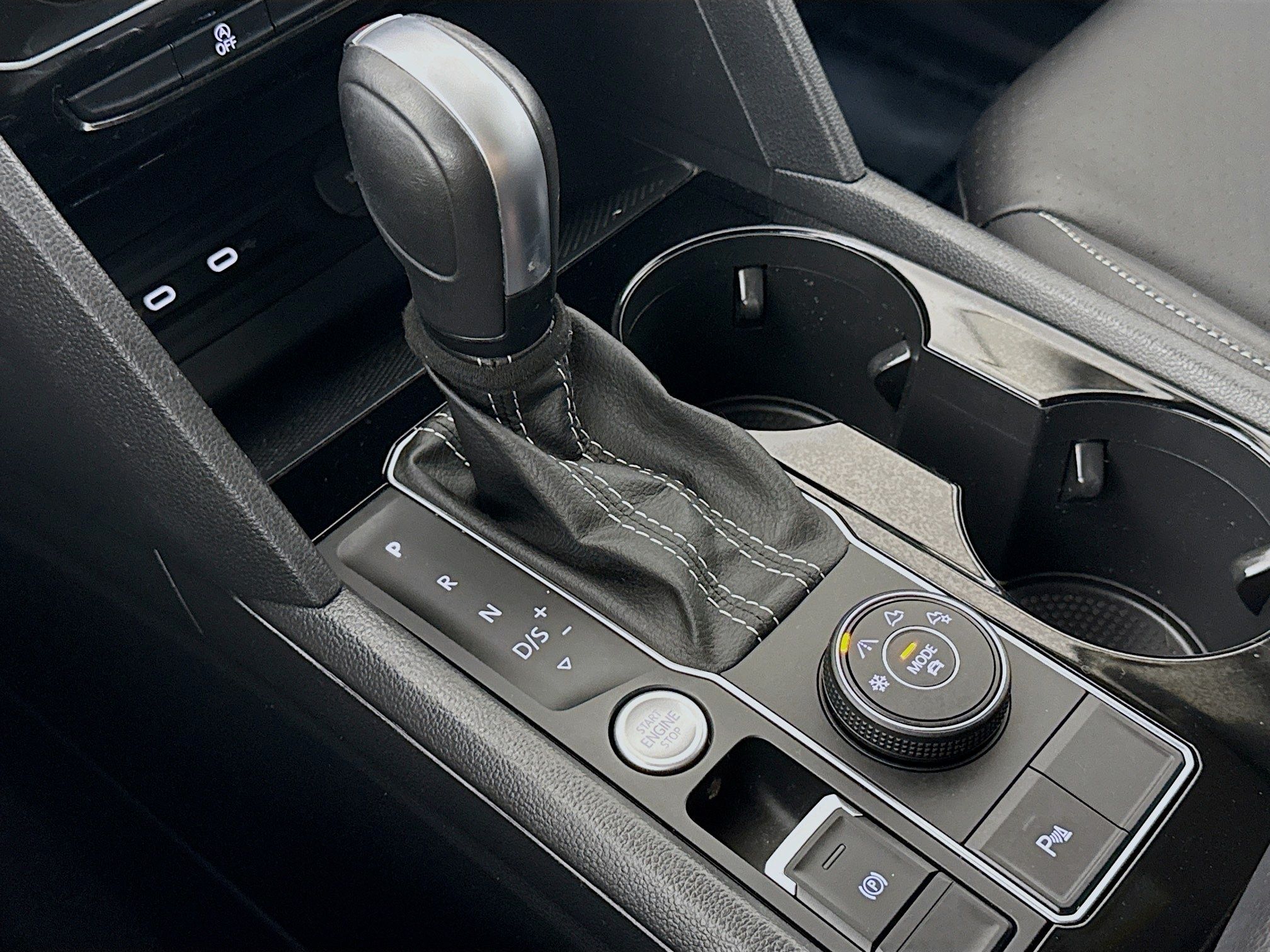 2023 Volkswagen Atlas SE w/Tech - Photo 18