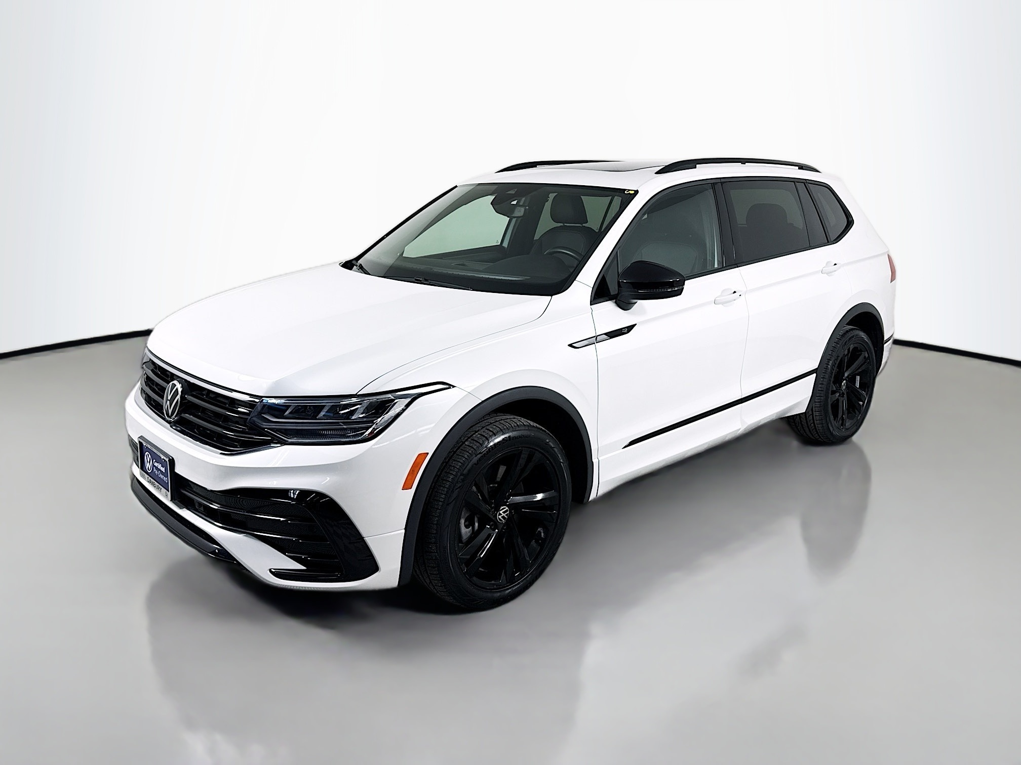 2023 Volkswagen Tiguan SE R-LINE BLACK's photo