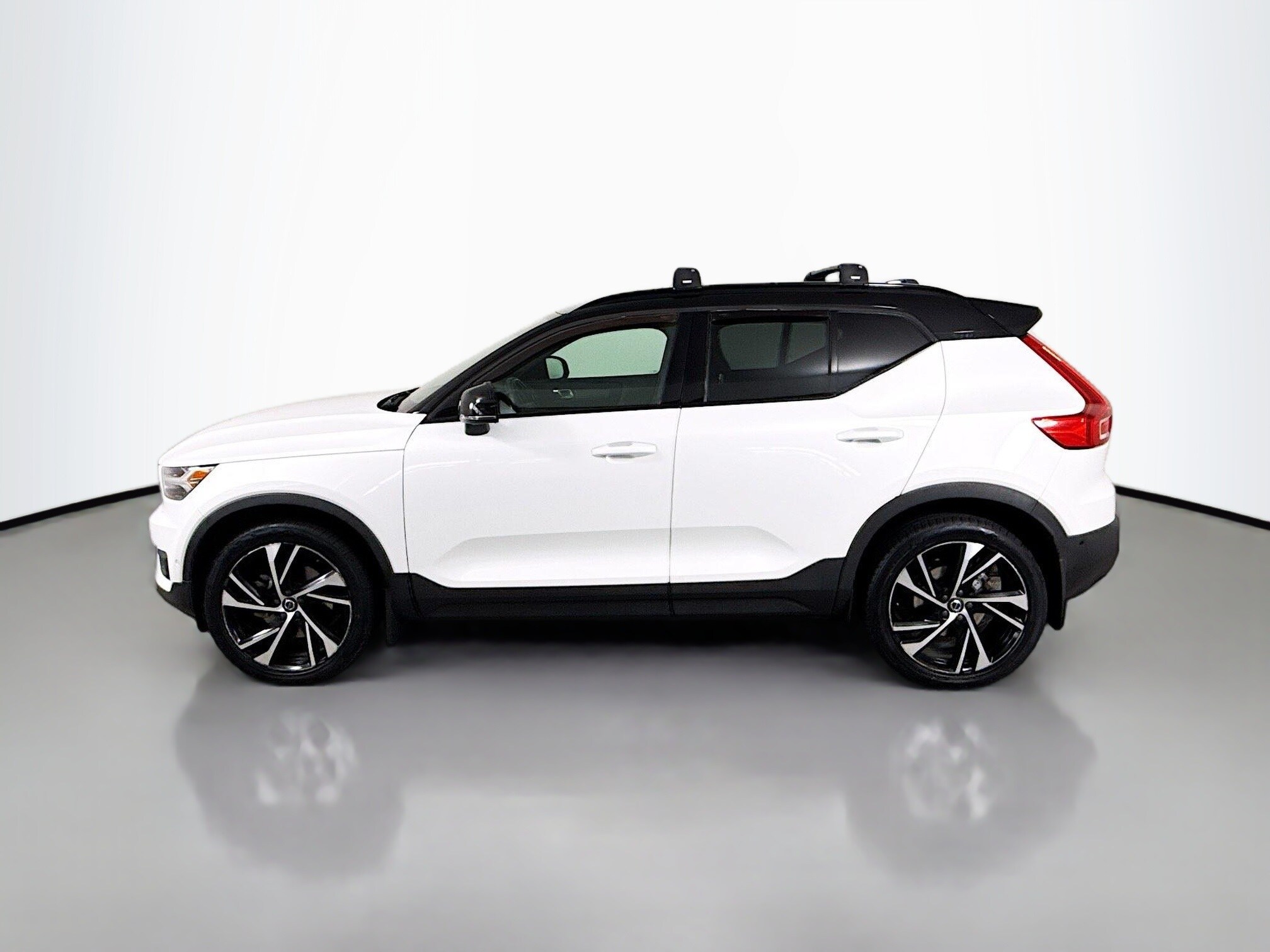 2020 Volvo XC40 R-Design photo 2