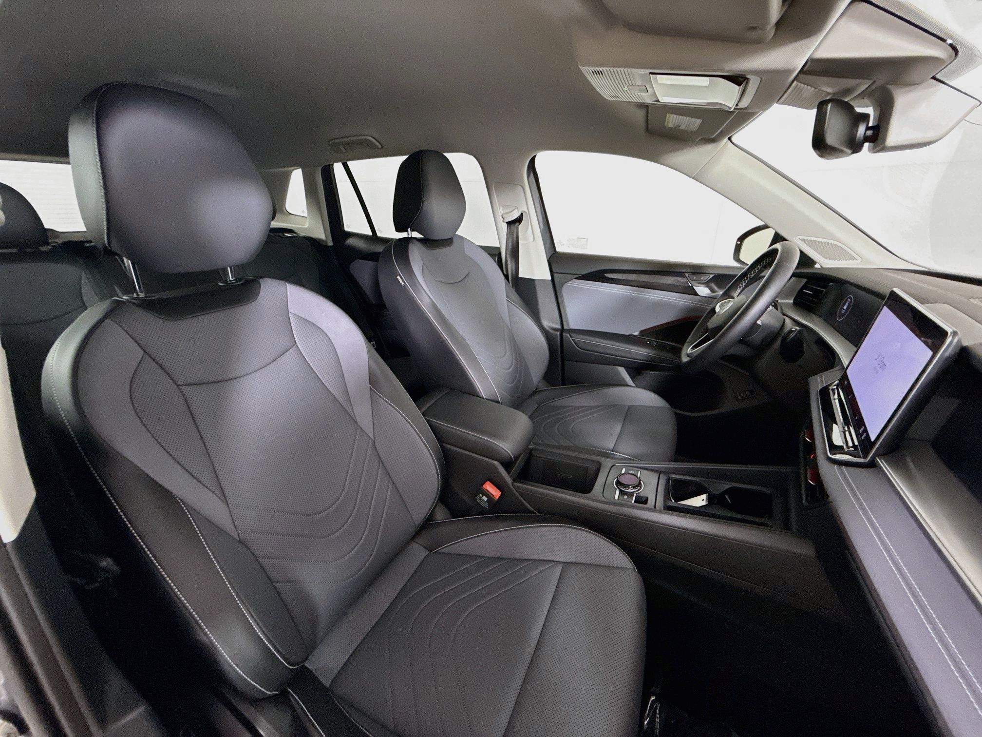 2025 Volkswagen Tiguan SE - Photo 23