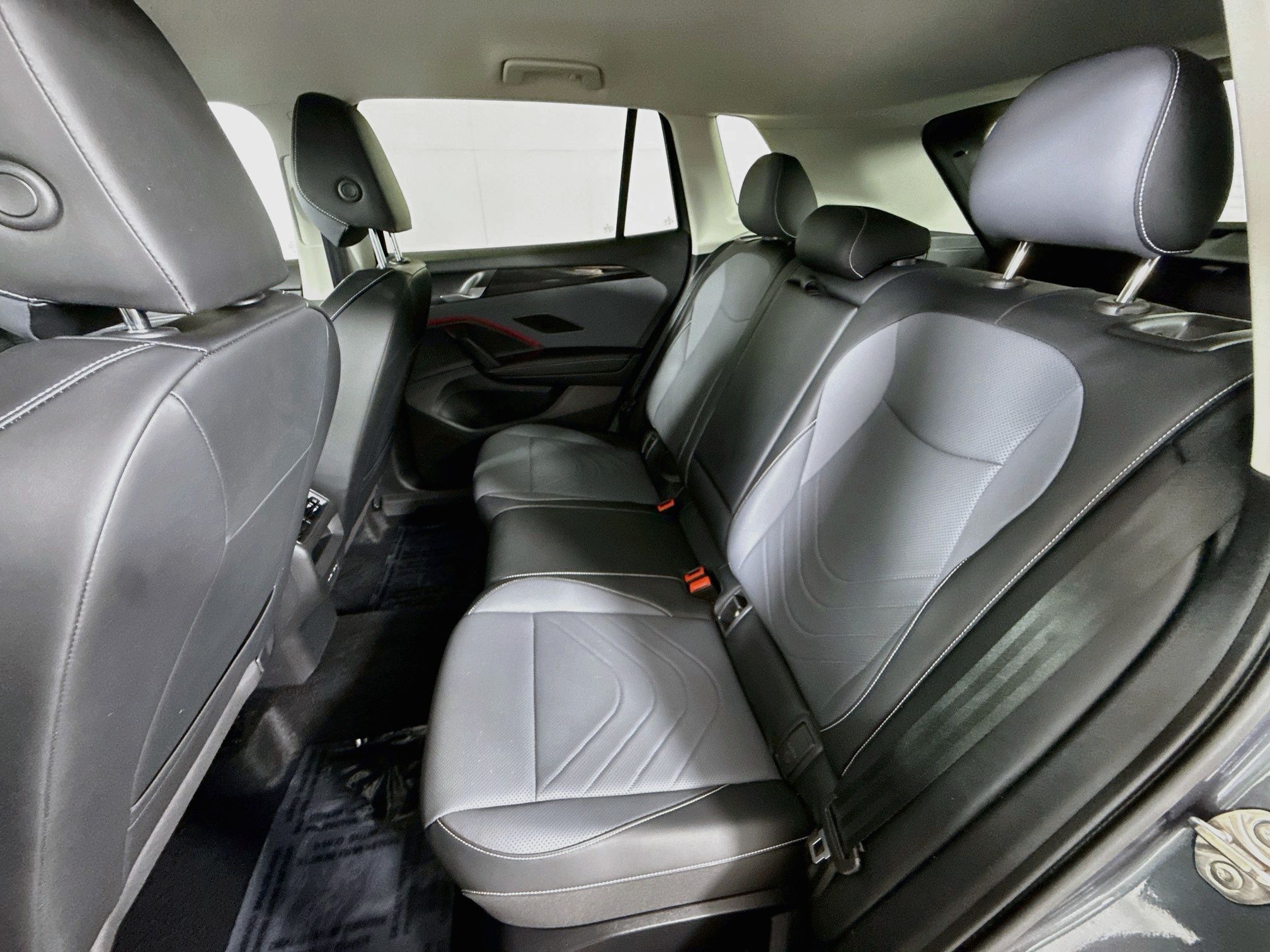2025 Volkswagen Tiguan SE - Photo 17