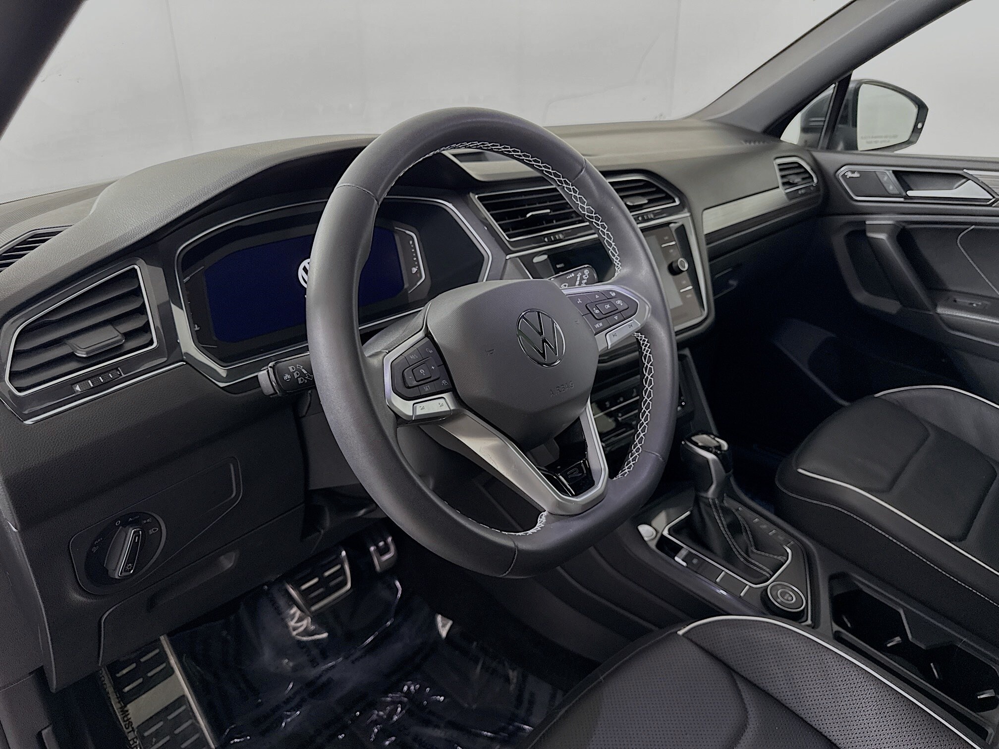 2023 Volkswagen Tiguan SEL R-Line Black photo 4