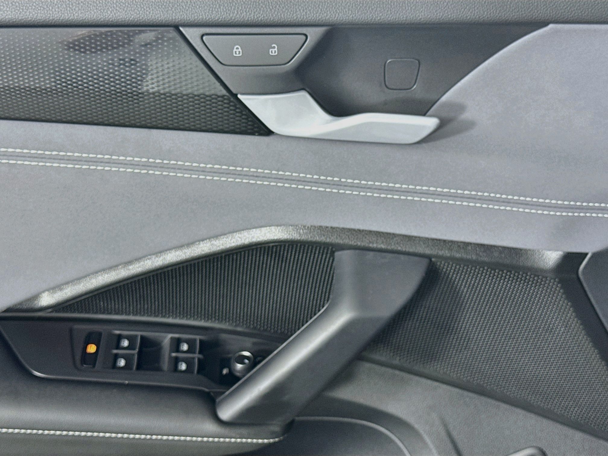 2025 Volkswagen Tiguan SE - Photo 11