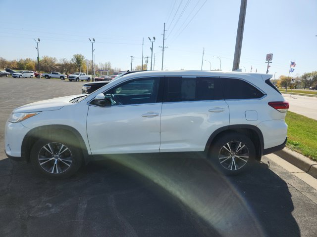 Used 2019 Toyota Highlander LE Plus with VIN 5TDBZRFH1KS951338 for sale in Glencoe, MN