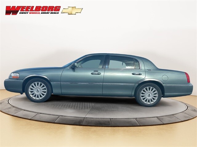 Used 2005 Lincoln Town Car Signature Limited with VIN 1LNHM82W85Y657432 for sale in Glencoe, Minnesota