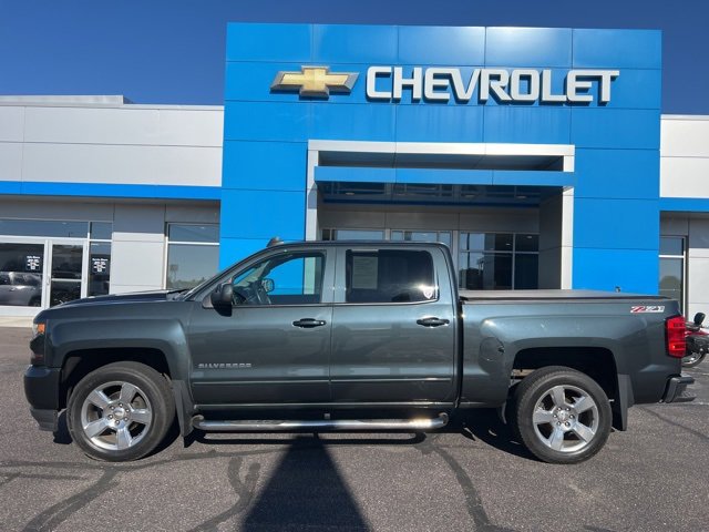 2017 Chevrolet Silverado 1500 LT photo 2