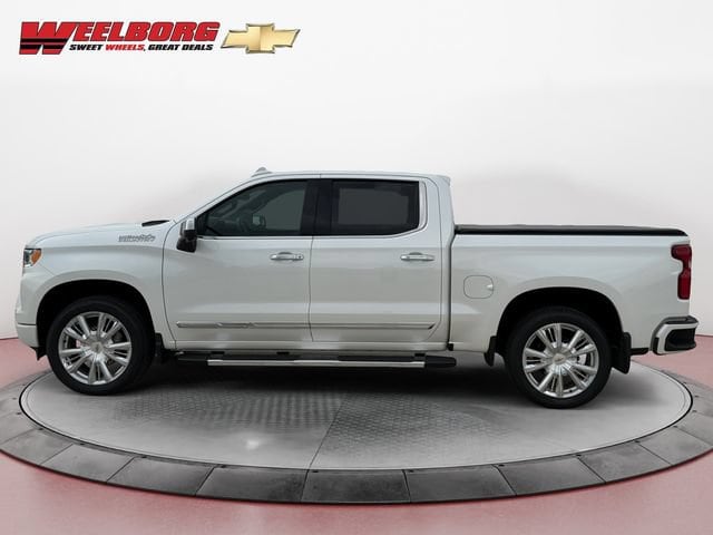 Used 2024 Chevrolet Silverado 1500 High Country with VIN 1GCUDJEL2RZ171338 for sale in New Ulm, Minnesota