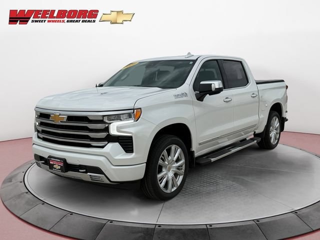 Used 2024 Chevrolet Silverado 1500 High Country with VIN 1GCUDJEL2RZ171338 for sale in New Ulm, Minnesota
