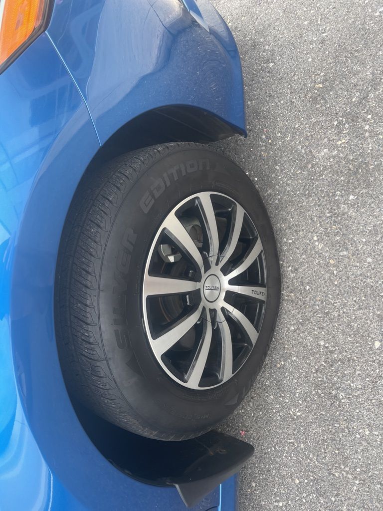 2020 Toyota Camry Hybrid LE photo 2