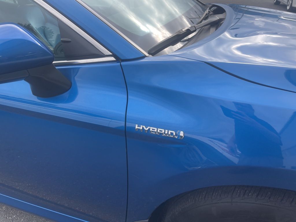 2020 Toyota Camry Hybrid LE photo 3