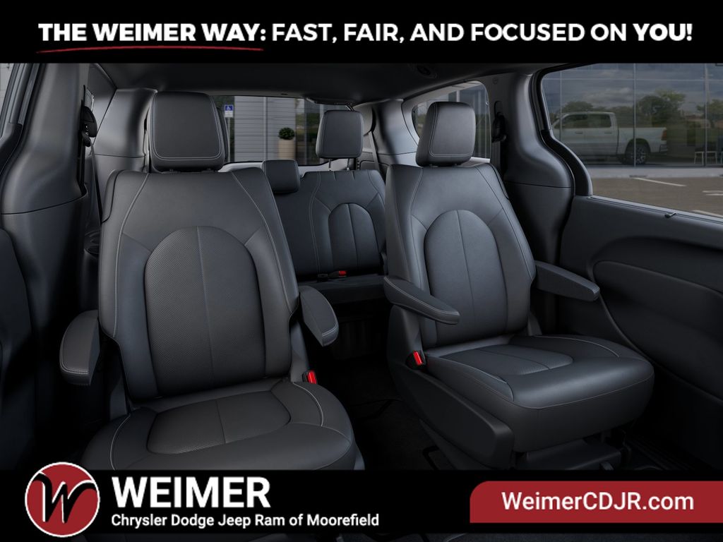 2025 Chrysler Pacifica Select - Photo 15