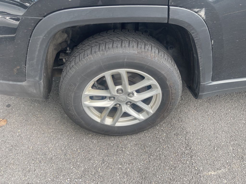 2023 Jeep Grand Cherokee Laredo photo 4