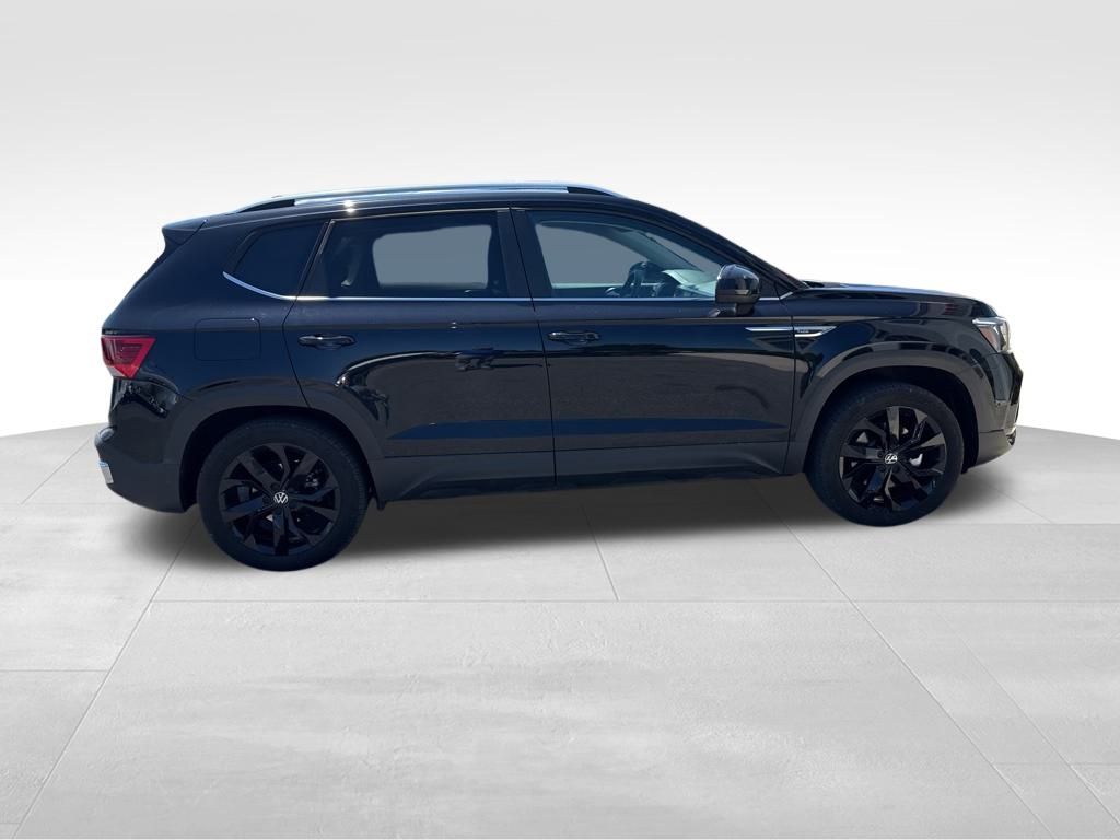 2023 Volkswagen Taos SE photo 2