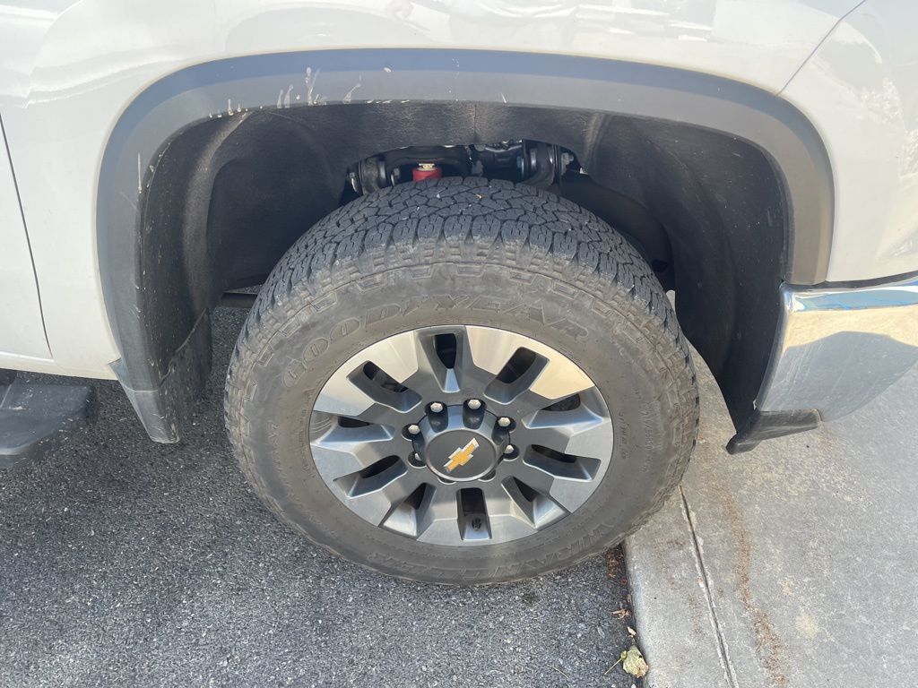 2024 Chevrolet Silverado 2500HD LT photo 2