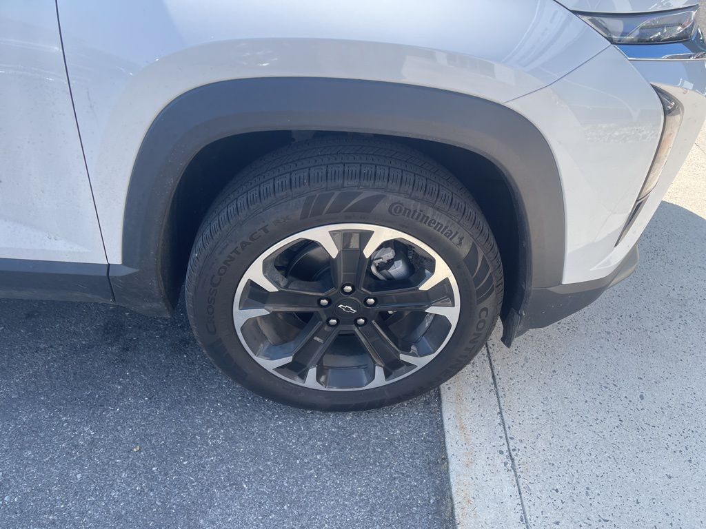 2025 Chevrolet Equinox LT photo 2