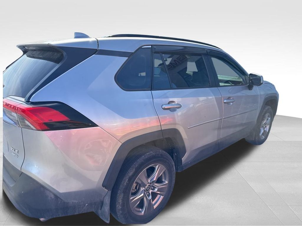 2022 Toyota RAV4 XLE photo 4