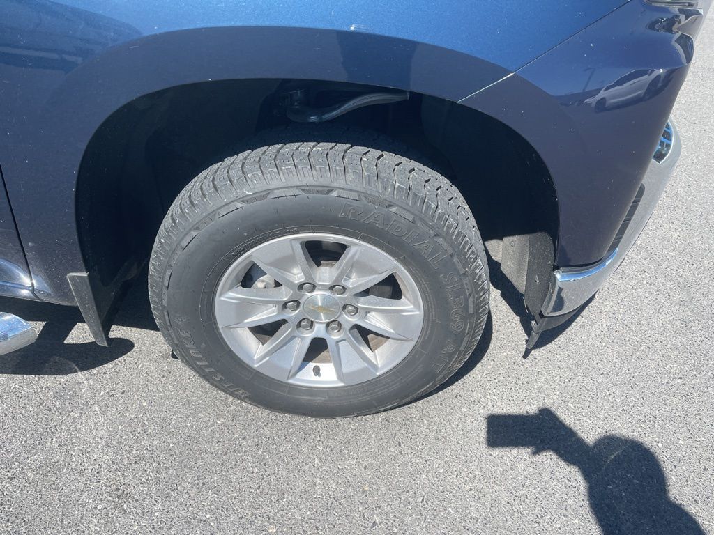 2019 Chevrolet Silverado 1500 LT photo 2