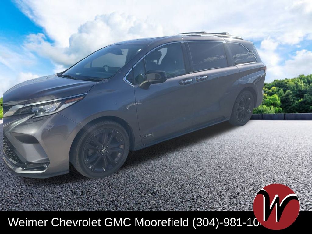 2021 Toyota Sienna XSE's photo