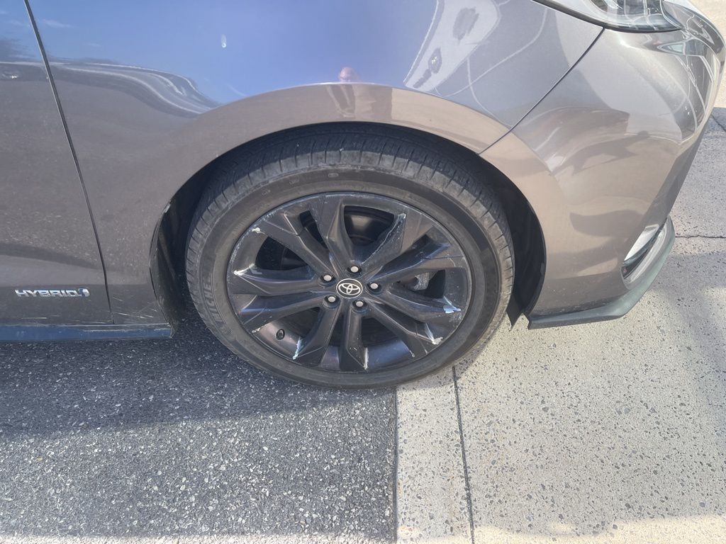 2021 Toyota Sienna XSE photo 2