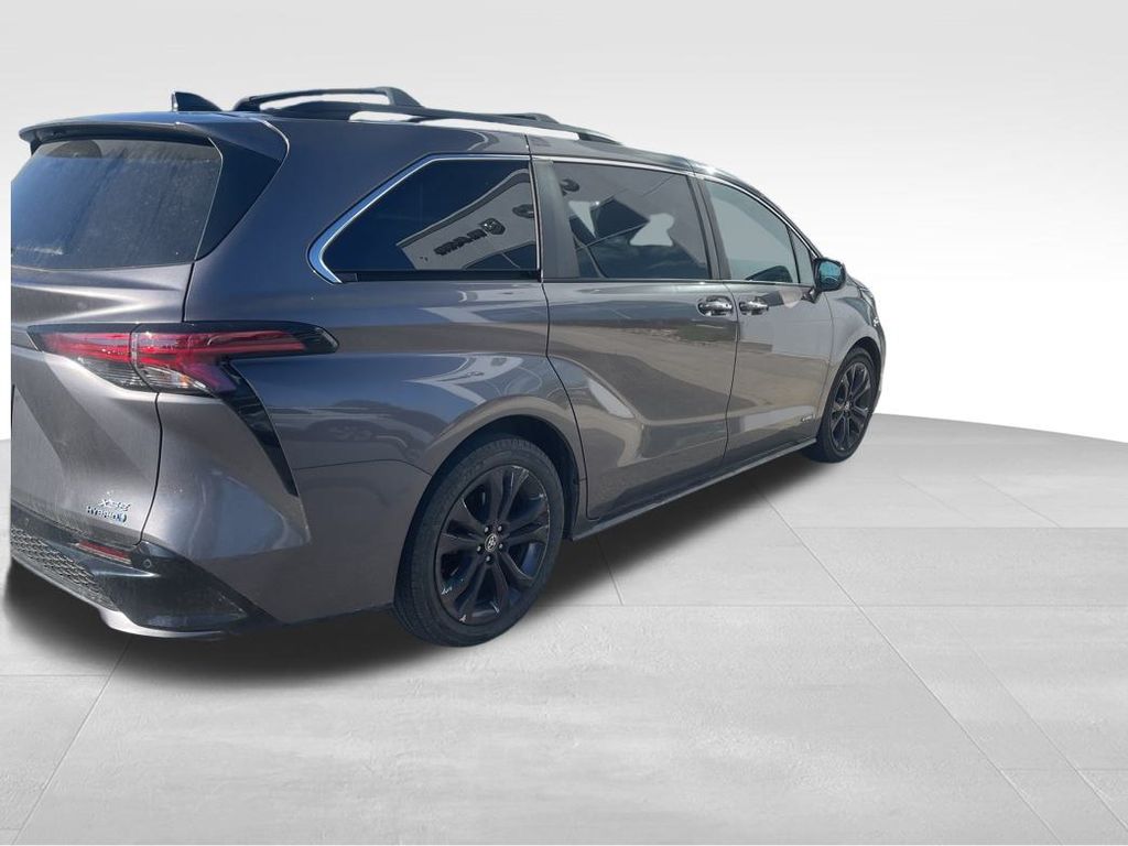 2021 Toyota Sienna XSE photo 3