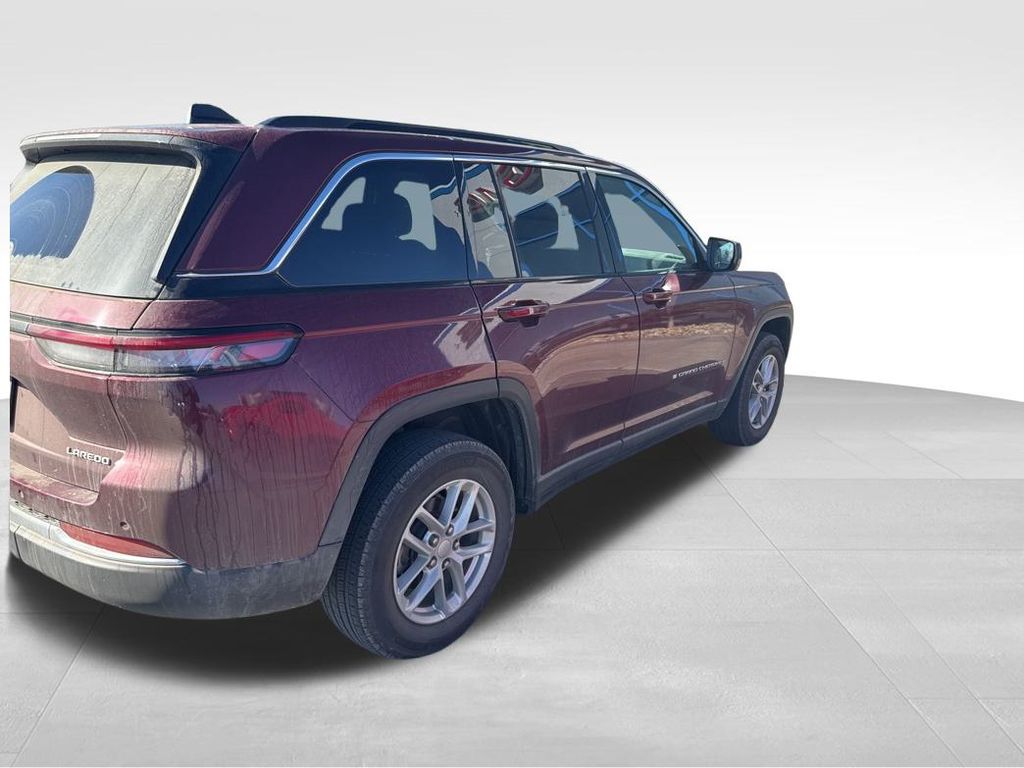 2025 Jeep Grand Cherokee Laredo photo 4