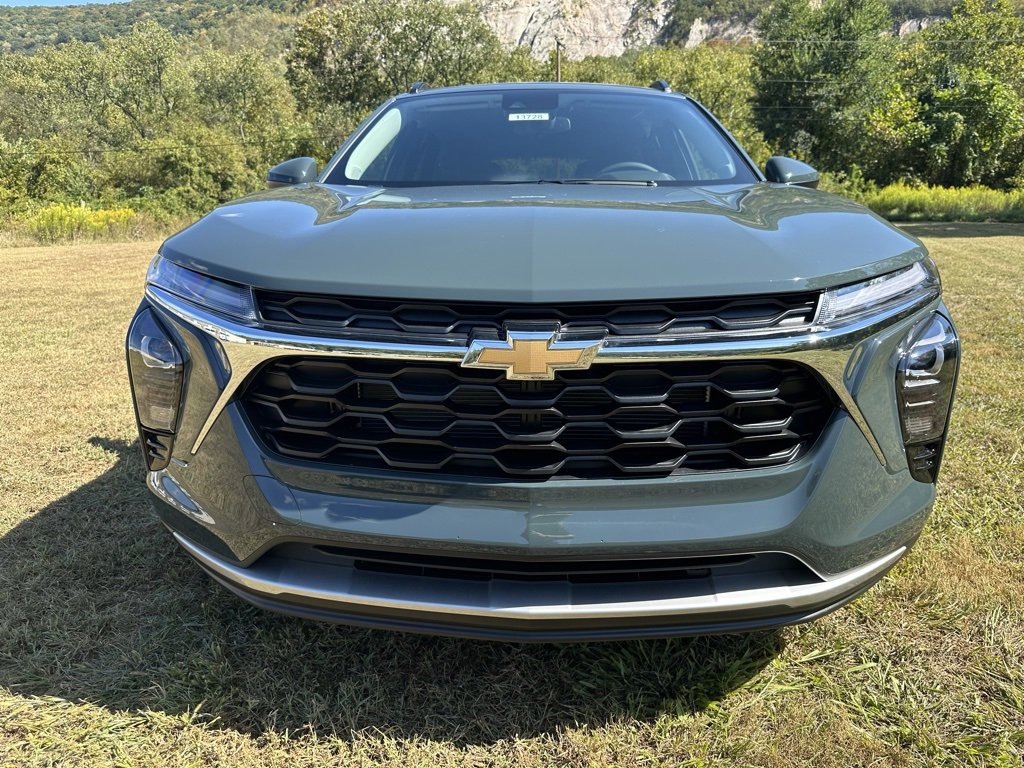 2025 Chevrolet Trax LT photo 2