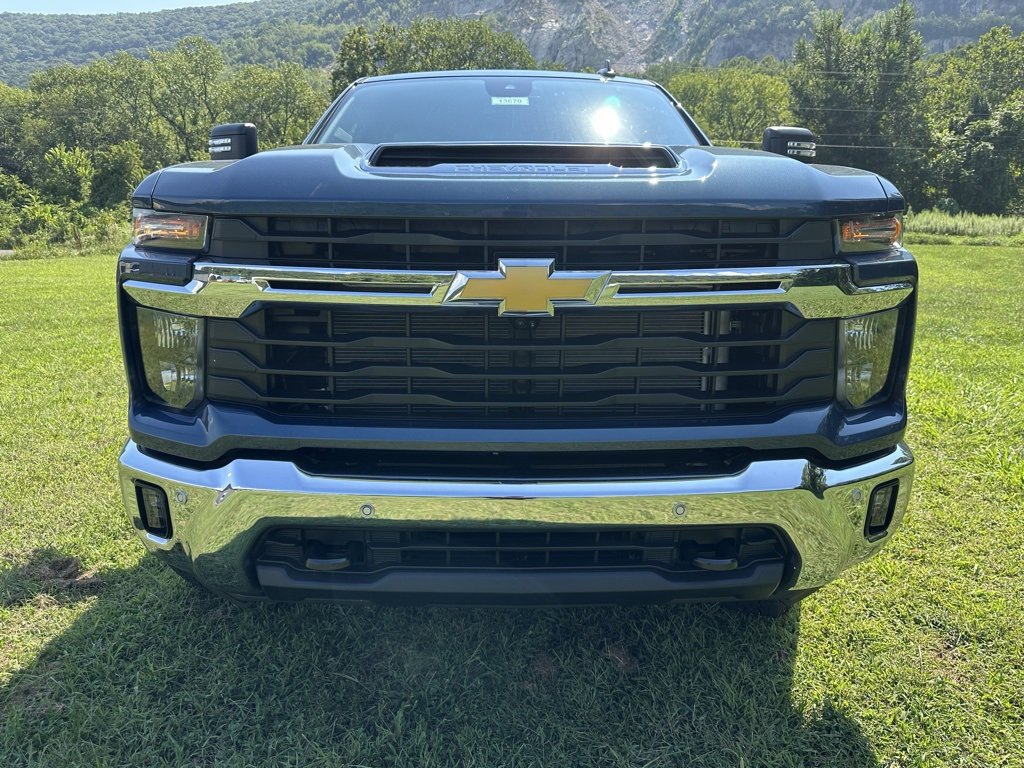 2025 Chevrolet Silverado 2500HD LT photo 2