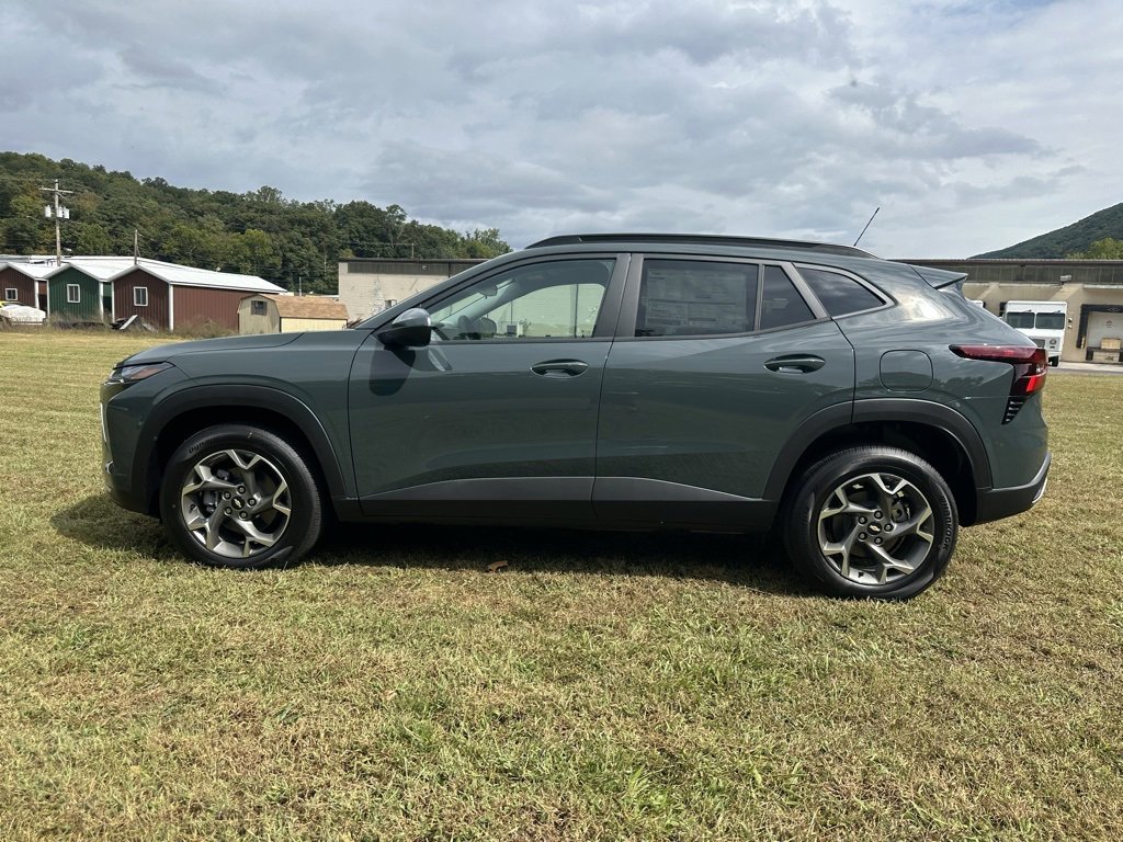 2025 Chevrolet Trax LT photo 3