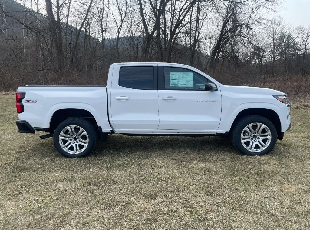 2025 Chevrolet Colorado Z71 photo 3