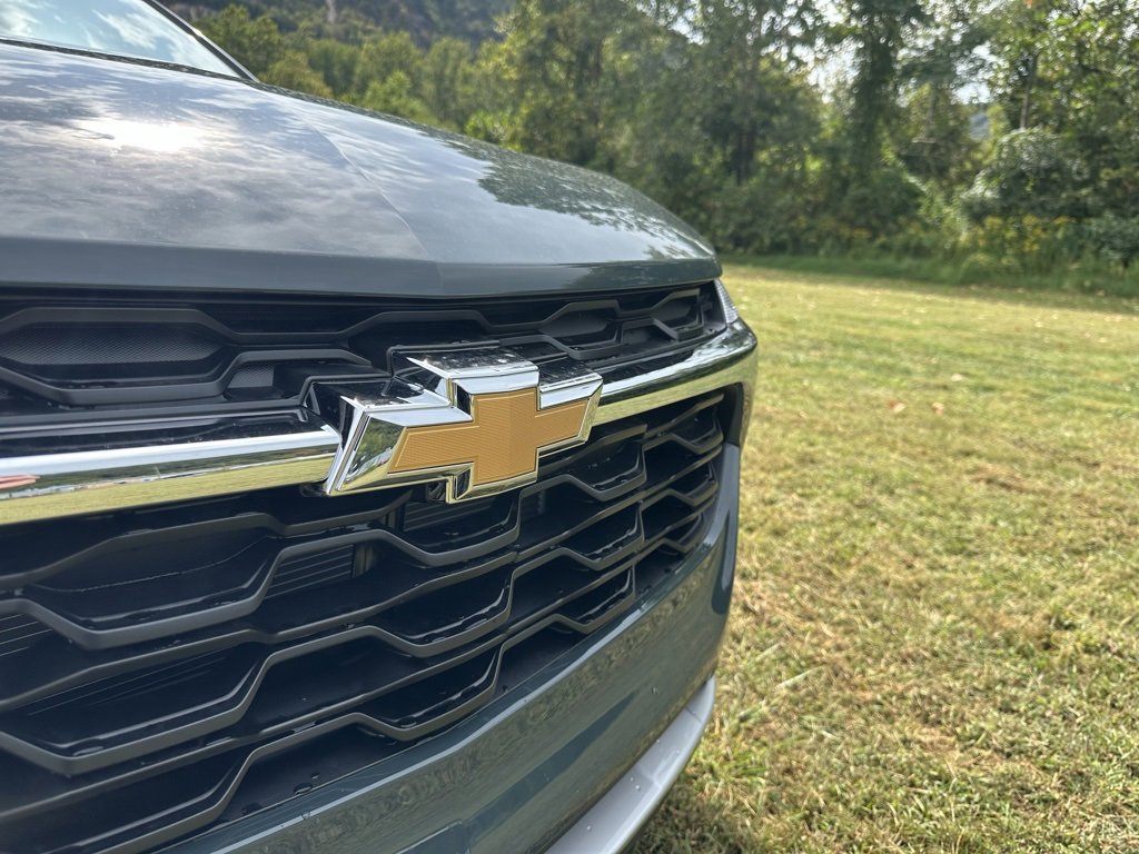 2025 Chevrolet Trax LT photo 2