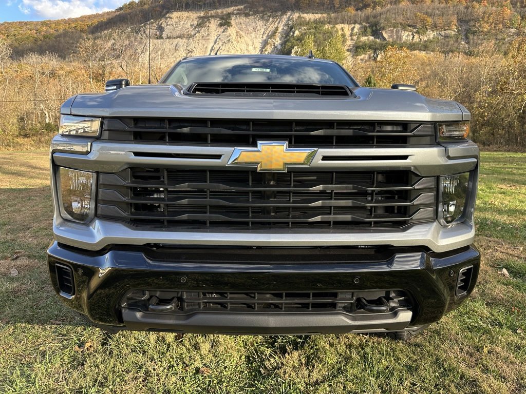 2026 Chevrolet Silverado 2500HD Custom photo 2