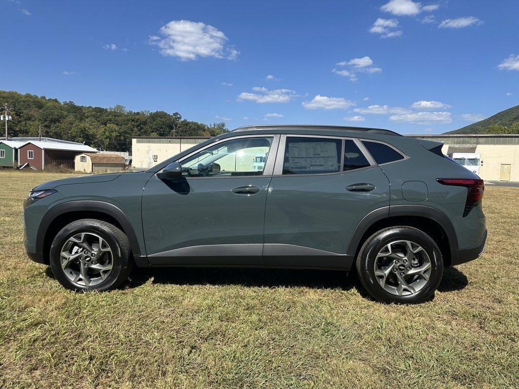 2025 Chevrolet Trax LT photo 4