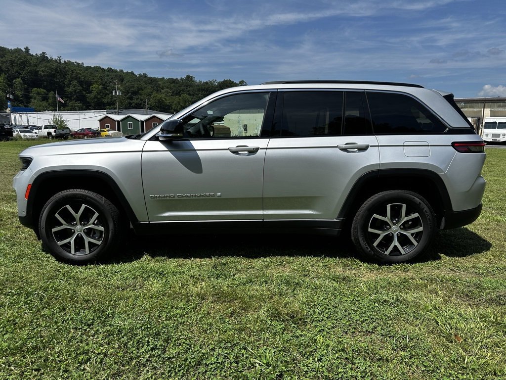2025 Jeep Grand Cherokee Limited photo 3